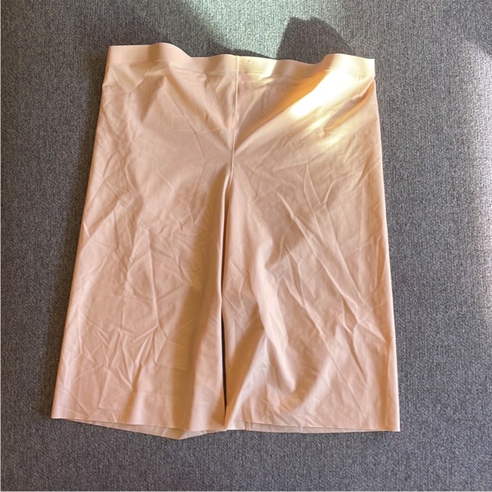 NWT Spanx mid thigh Thinstincts in soft nude, size large.